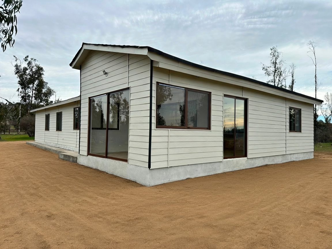 Casa Metalcon blanca con ventanales